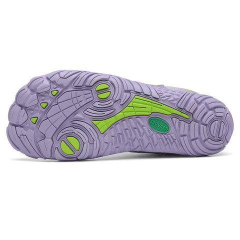Ansicht von unten des SAGUARO Barfußschuh Modell FREE I in lavendel; violette Sohle mit grünen Akzenten.