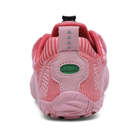 Rückansicht des SAGUARO Barfußschuh FREE I rosa; pinkes Obermaterial, grüne SAGUARO-Logo-Patch, pinke Sohle