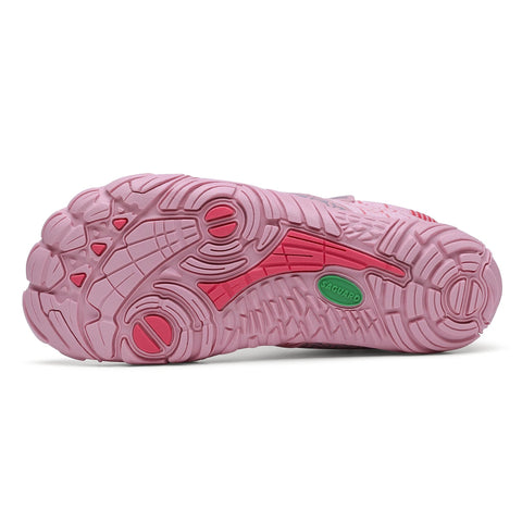 Sohlenansicht des SAGUARO Barfußschuh FREE I – rosa; Sohle mit roten Akzenten und grünem SAGUARO-Logo.