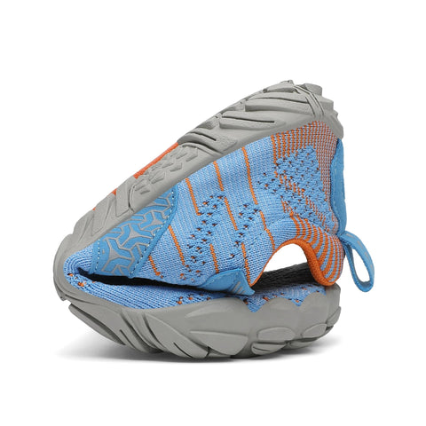 Seitenansicht des SAGUARO Barfußschuh FREE I in blau/orange, Obermaterial Mesh, graue Sohle mit Profilrillen.