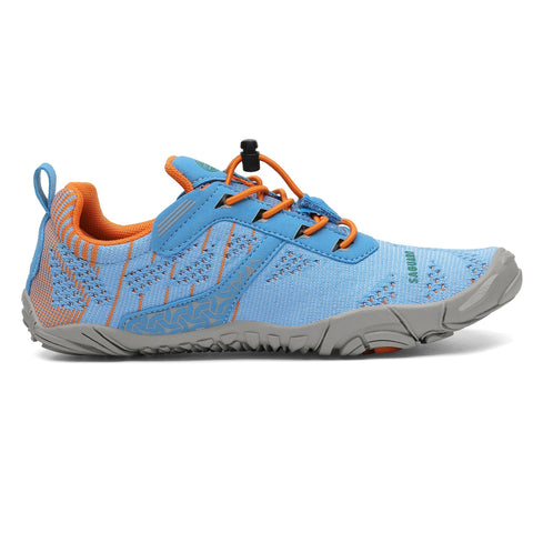 Seitenansicht des SAGUARO Barfußschuh FREE I in Blau/Orange mit grauer Sohle.