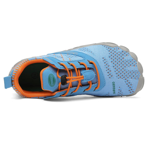 Ansicht von oben: SAGUARO Barfußschuh FREE I in blau/orange, blaues Obermaterial, orange Schnürsenkel, graue Sohle.