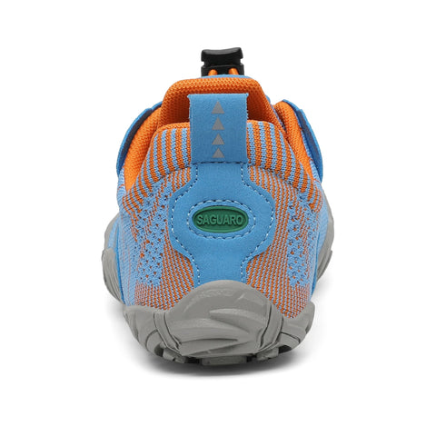 Rückansicht eines SAGUARO Barfußschuh FREE I – blau/orange, Mesh-Obermaterial, graue Sohle, grünes SAGUARO-Logo.