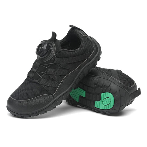 Seitenansicht des SAGUARO Barfußschuh BOA KID FORESTEP I schwarz, mit Boa-Verschluss und grün akzentuierter Sohle.
