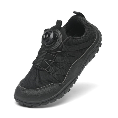 3/4-Ansicht eines schwarzen SAGUARO Barfußschuh BOA KID FORESTEP I mit BOA-Verschluss und robuster Gummisohle.
