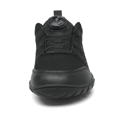 Vorderansicht des SAGUARO Barfußschuh BOA KID FORESTEP I, schwarz; BOA-Verschluss, schwarzes Obermaterial.