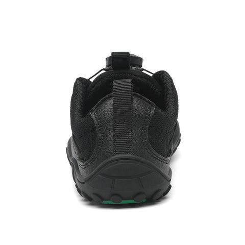Rückansicht des SAGUARO Barfußschuh BOA KID FORESTEP I schwarz, mit Pull-Tab, BOA-Verschluss und grünem Sohlenrand.