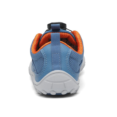Rückansicht eines Barfußschuhs BOA KID FORESTEP I – blau/orange, blaues Obermaterial, orange Innenfutter, graue Sohle.