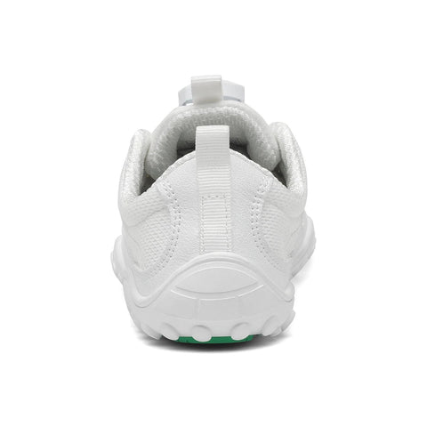 Rückansicht eines weißen SAGUARO Barfußschuh BOA KID FORESTEP I; Pull-Tab am Absatz, weiße Textur, grün akzentuierte Sohle.