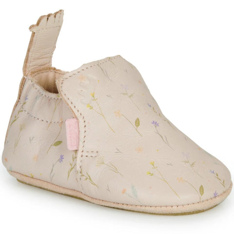 Seitenansicht: EASY PEASY PreWalker MY BLU ANZ80A-67 in puderfarbenem Leder mit Blumenmuster; Pull-Tab, flache Sohle.