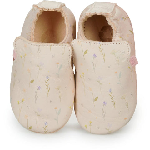 Vorderansicht zweier EASY PEASY PreWalker Modell ANZ80A-67 Schuhe in puderfarbenem Blümchenmuster
