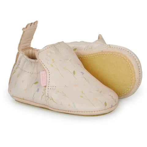 Detailaufnahme: EASY PEASY PreWalker Schuhe in puderfarbener Lederoptik mit zartem Blümchenmuster.