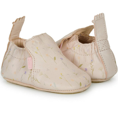 Seitenansicht der EASY PEASY PreWalker MY BLU ANZ80A-67 Schuhe in puder mit Blumendruck; zwei Schuhe sichtbar.
