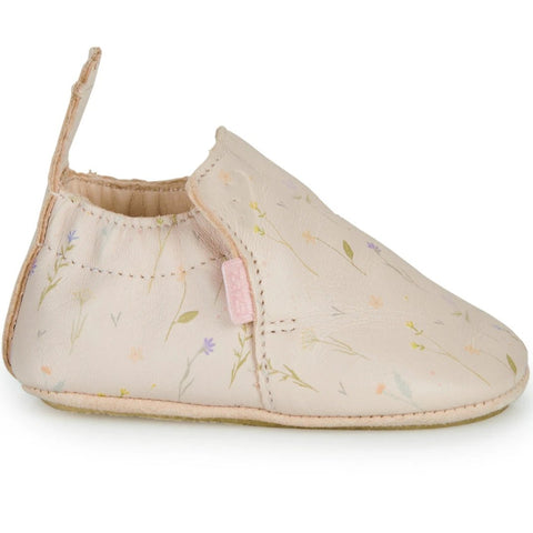 Seitenansicht des EASY PEASY Schlupfschuh Modell ANZ80A-67 in Pud errosa mit zartem Blumenmuster