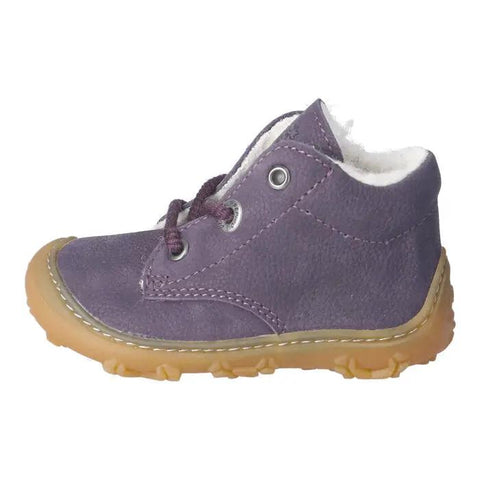 Seitenansicht des Ricosta Knöchelschuh COLIN in lila, mit brauner Gummisohle und weißem Fellfutter.