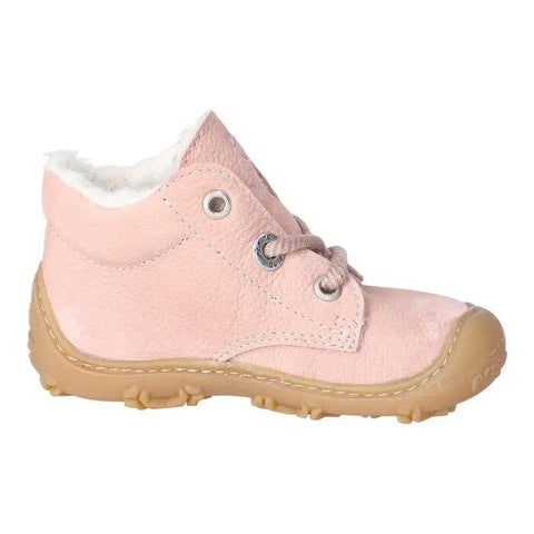 Seitenansicht des RICOSTA Knöchelschuh COLIN rosa mit Schnürsenkeln, weißem Fellfutter und beiger Gummisohle.