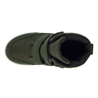  Person wearing olive ECCO GORE-TEX Stiefel URBAN SNOWBOARDER 722352-55894 boots walking in the city