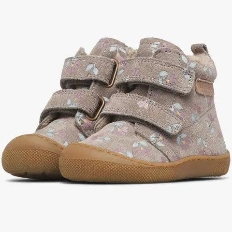 Vorderansicht der NATURINO Barfuß Stiefel WIGGHI in grau mit Blümchen, zwei Klettverschlüsse, hellbraune Gummi-Sohle