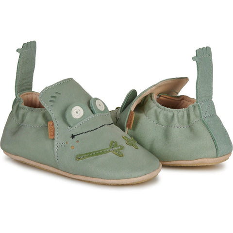 Vorder- und Seitenansicht eines Paares EASY PEASY PreWalker Schuhe, grün, Frosch-Motiv, beigefarbene Sohle