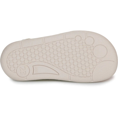 Detailaufnahme der Sohle einer EASY PEASY Sandale, beige Unterseite mit hexagonalem Profil und EASY-Logo
