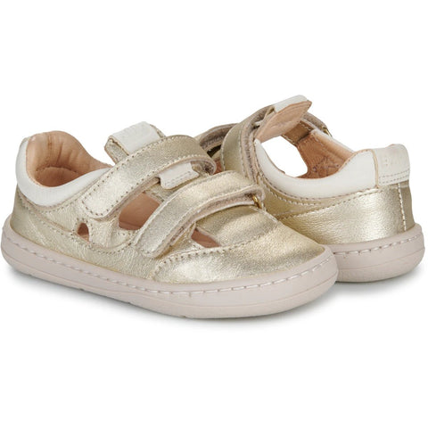 Seiten- und Vorderansicht der EASY PEASY Sandalen (Paar) Gold mit Klettverschluss, metallic-Optik, hellbeige Sohle.