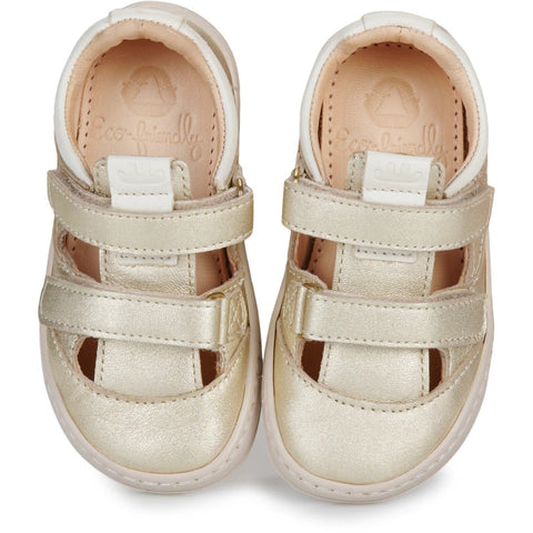 Vorderansicht der EASY PEASY Sandalen in Gold mit Klettverschluss (Paar)