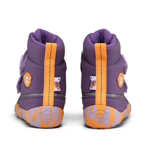 Rückansicht von AFFENZAHN TEX Stiefel COMFY VEGAN in lila/purpur, orange Pull-Tab, Logo-Patch seitlich.