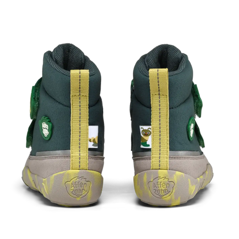 Rückansicht beider AFFENZAHN TEX Stiefel COMFY VEGAN, petrol/grün, gelbe Zugbänder, grüne Logos, gelb-beige Sohle.