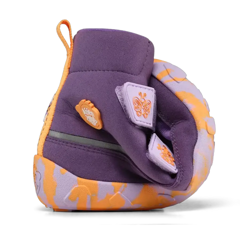 Seitenansicht des AFFENZAHN TEX Stiefels COMFY VEGAN in lila/orange; orange Pull-Tab, Markenlogo und camo-Sohle.