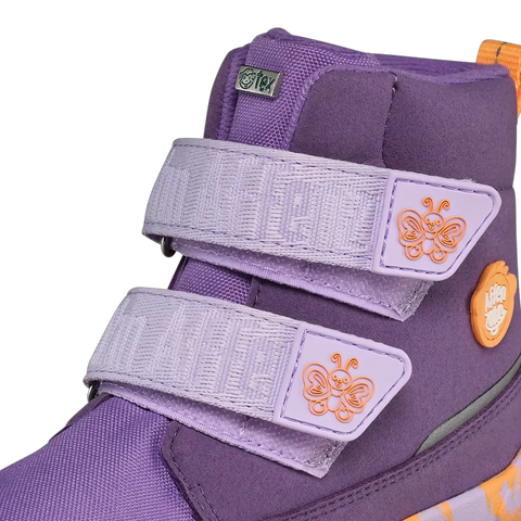 Vorderansicht des AFFENZAHN TEX Stiefels, lila, zwei Klettverschlüsse, lilafarbene Riemen mit orangefarbenem Schmetterling