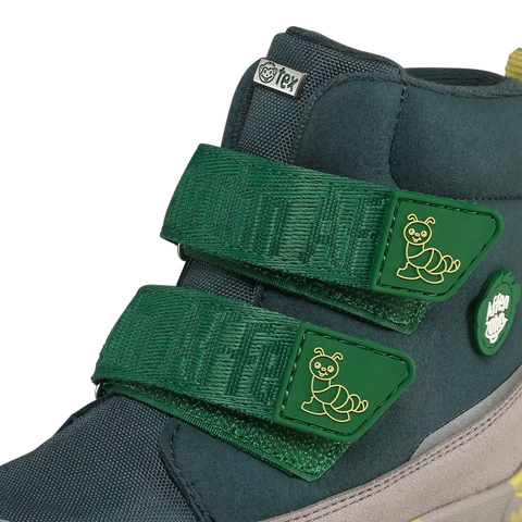 Seitenansicht des AFFENZAHN TEX Stiefel in petrol/grün/grau; grüne Klettverschlüsse mit Raupen-Motiven.
