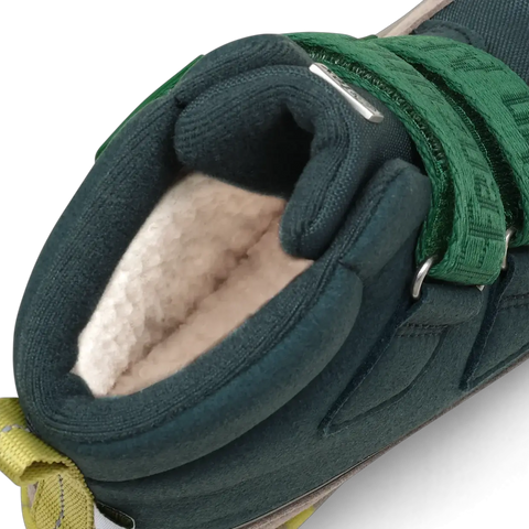 Detailaufnahme AFFENZAHN TEX Stiefel COMFY VEGAN RAUPE in petrol, grün und grau; beiges Innenfutter sichtbar.