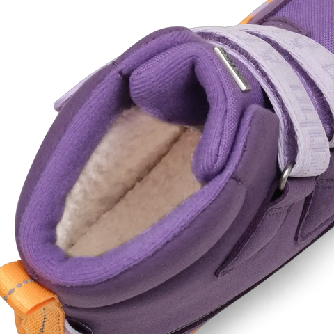 Stiefel AFFENZAHN TEX Detailaufnahme eines violetten Modells mit flauschigem Innenfutter und orangefarbener Lasche