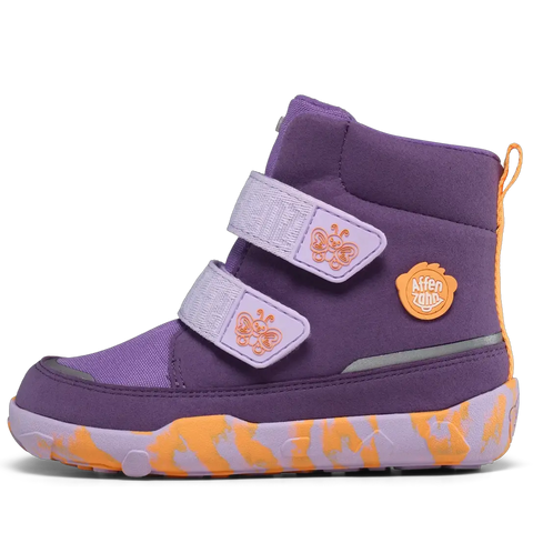 Seitenansicht des AFFENZAHN Stiefel COMFY VEGAN AFFENZAHN Schmetterling, lila, 2 Klettverschlüsse, orange-lavendel Sohle.