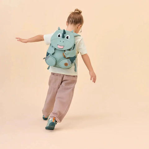 AFFENZAHN Rucksack Großer Freund – Pure Drache; Rückenansicht eines Kindes mit blauem Drachenrucksack und Hörnern.