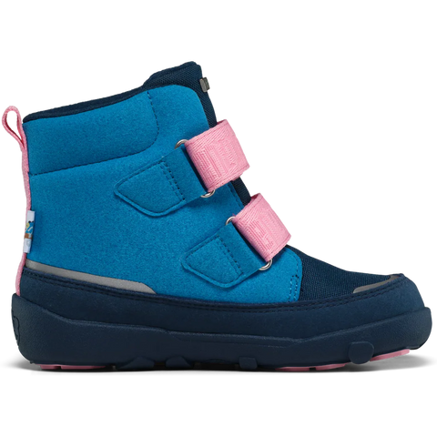 Seitenansicht eines AFFENZAHN TEX Stiefels COMFY VEGAN CHAMÄLEON, blau mit rosa Klettverschlüssen.