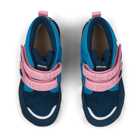 Ansicht von oben: Zwei AFFENZAHN TEX Stiefel COMFY VEGAN CHAMÄLEON in blau/pink, mit rosa Klettverschlüssen.