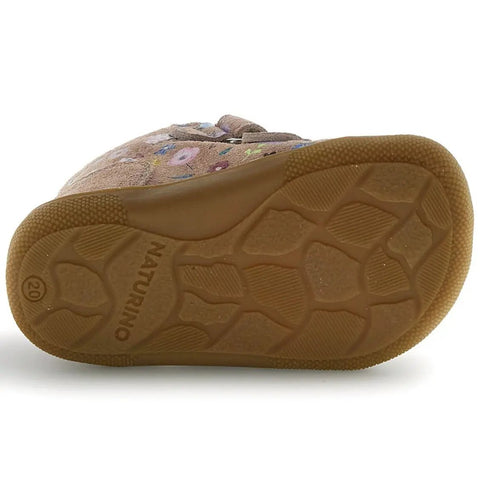 Detailaufnahme der Sohle von NATURINO NATURTEX SPINNI in altrosa mit Blümchen; braune Sohle, NATURINO-Logo sichtbar.