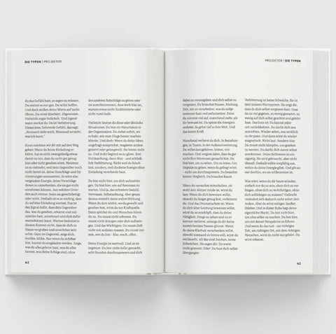 Buch WOFÜR DU HIER BIST – offenes Buch mit Doppelseiten, schwarzer Fließtext auf weißem Papier; custom.modellbezeichnung