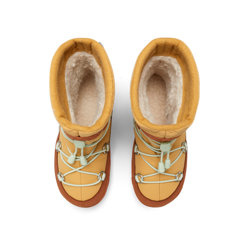 Close-up of AFFENZAHN TEX Stiefel VEGAN SNOWY MINI A TURE - curry - braun - mint snow boots showing the vegan label and durable material