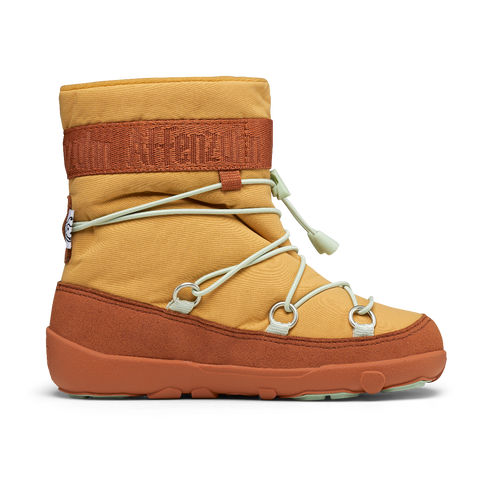 Child walking in AFFENZAHN TEX Stiefel VEGAN SNOWY MINI A TURE - curry - braun - mint snow boots through snowy terrain
