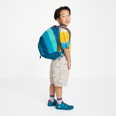 Colorful AFFENZAHN Abenteuerrucksack DAYDREAMER featuring a friendly shark design, perfect for kids' school or outdoor adventures