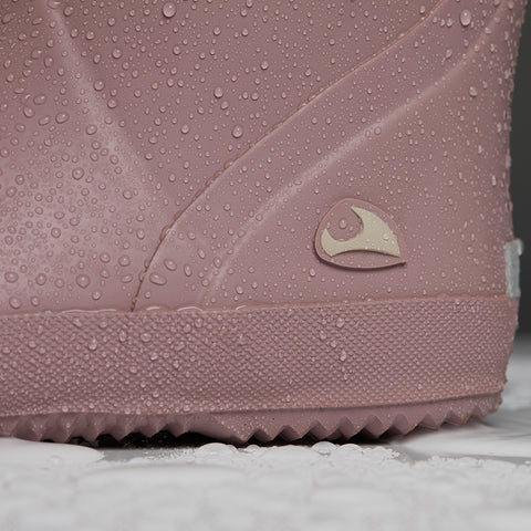  Person wearing VIKING Gummistiefel INDIE ALV THERMO WOOL - navy boots while walking through a wet surface 