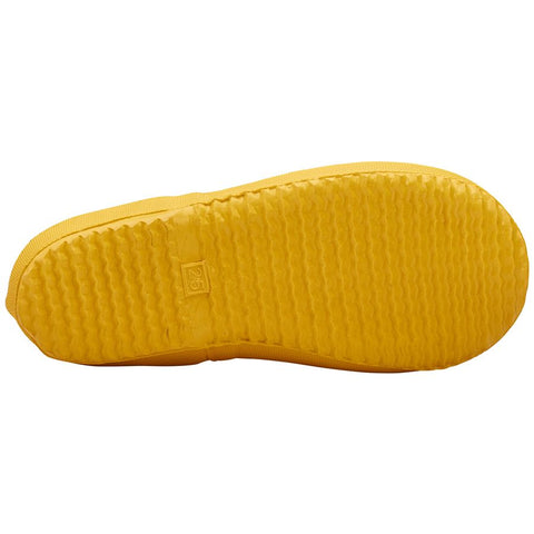 A person wearing the VIKING Gummistiefel ALV INDIE while gardening, highlighting its practical and stylish design