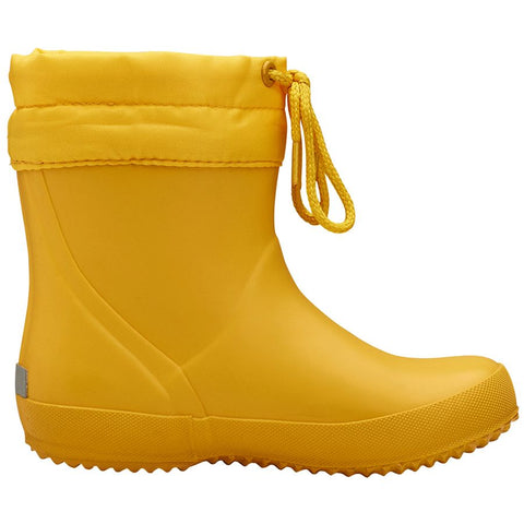 VIKING Gummistiefel ALV INDIE - gelb in action on a rainy day, providing waterproof protection and traction for outdoor activities