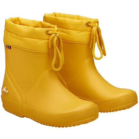 Close-up of the durable and flexible yellow rubber material of the VIKING Gummistiefel ALV INDIE