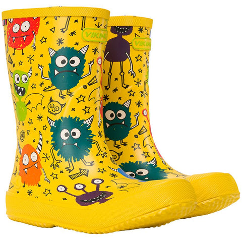 Mädchen trägt gelbe Viking Gummistiefel mit Monsterdesign