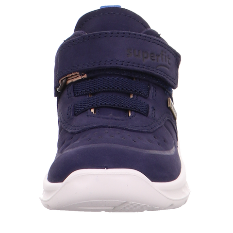  Person wearing SUPERFIT GORE-TEX Halbschuh BREEZE 364-801 while hiking in the mountains