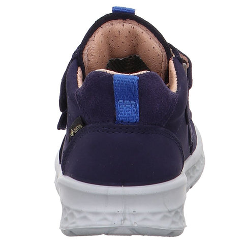 A close-up image of the SUPERFIT GORE-TEX Halbschuh BREEZE 369-80 - dunkelblau in dark blue, showcasing its durable waterproof construction and comfortable fit for outdoor activities