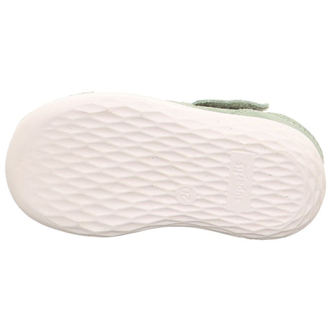 A close-up image of the SUPERFIT Halbsandale BUMBLEBEE 393-75 salbei sandal in sage green with glitter detailing and a flower embellishment